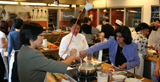 Chanpeng S Ericsson genomför gästspel för Thailändska Ambassadens matlagningskurs.